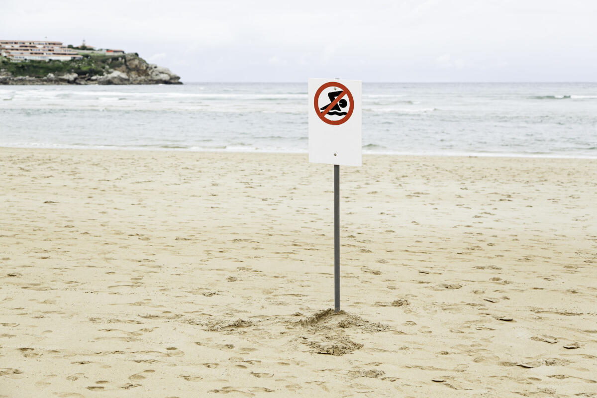 Divieti di balneazione - 48519048 - signal not swim at the beach, detail of an information signal, tourism