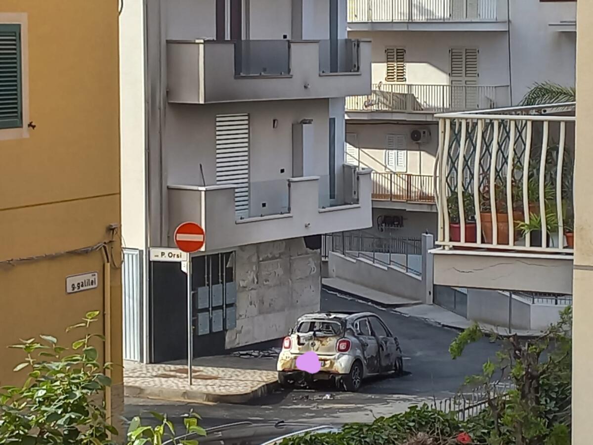 Ore 4: auto a fuoco in via Galilei - video - 