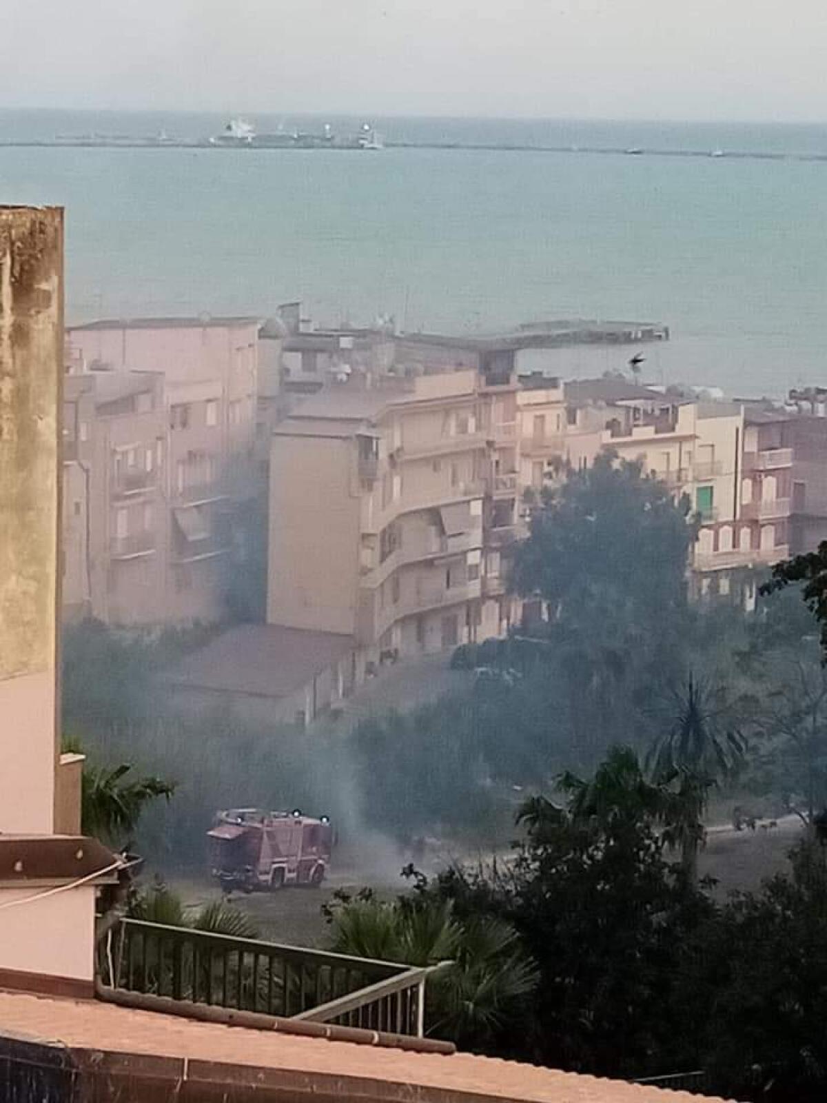 Come ogni anno è tempo di incendi a ridosso della villa comunale -
