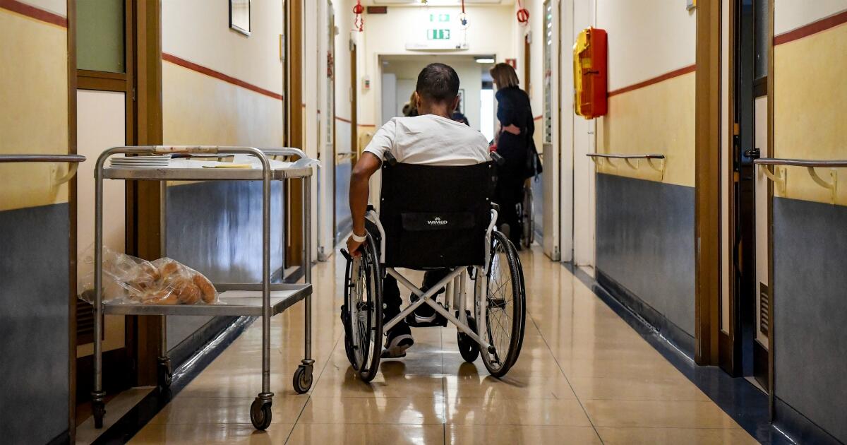 "Ma quale trasporto per i disabili? Non ce n'è stato alcuno, anzi un bluff": tuona Paolo Capici - Foto Claudio Furlan - LaPresse
22-12-2018 Milano ( Italia )
Cronaca Santa Messa prenatalizia presieduta dall’arcivescovo di Milano, monsignor Mario Delpini e aperta ai responsabili, operatori e ospiti dell’Istituto.Nella foto: la visita