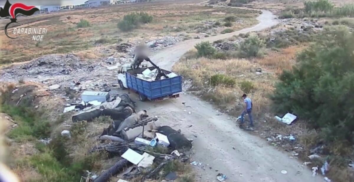 Gela, illeciti ambientali: arresti, sequestri e denunce per smaltimento di rifiuti speciali - Video - - 
