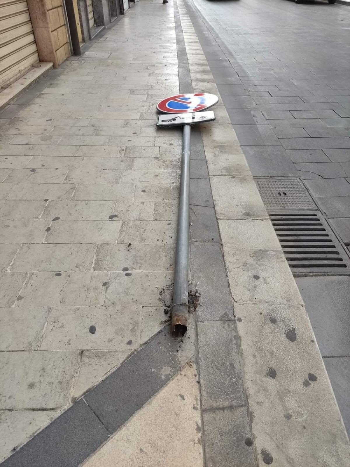Palo segnaletica a terra da quattro giorni - 