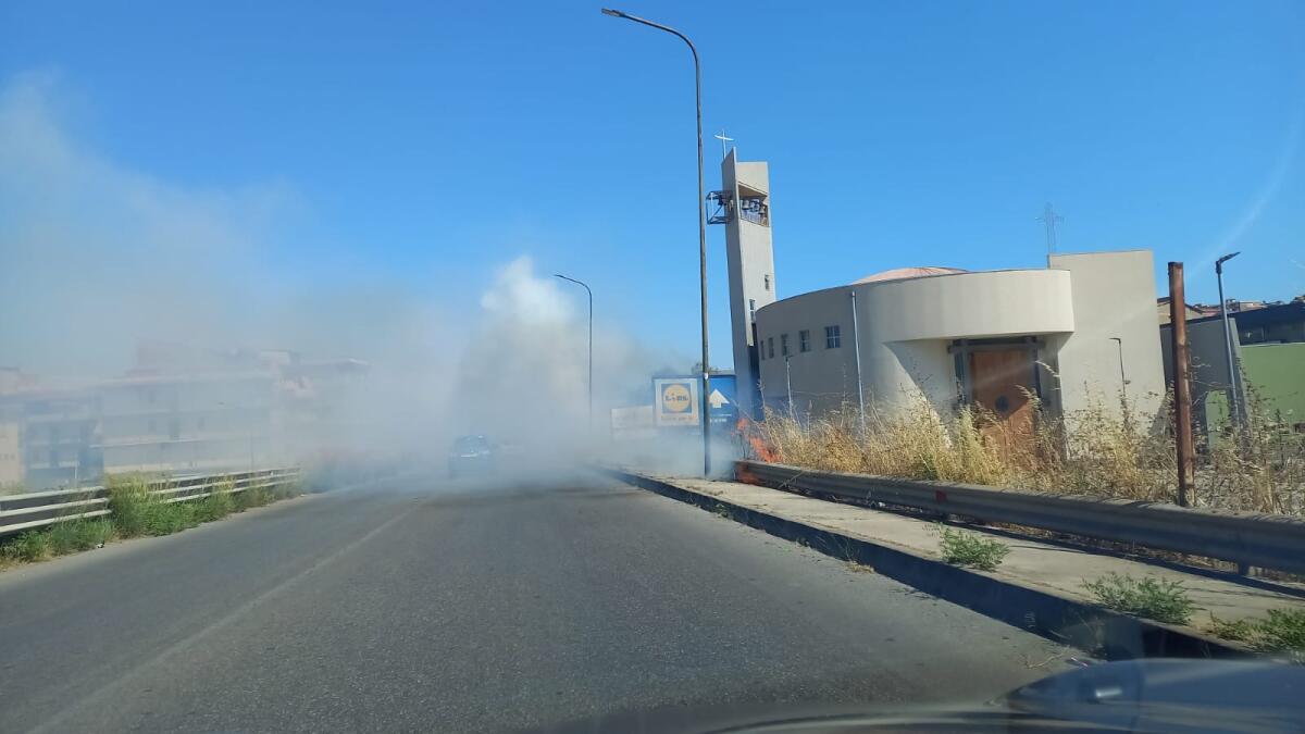 Ennesimo incendio nella zona del cavalcavia di via Venezia - 