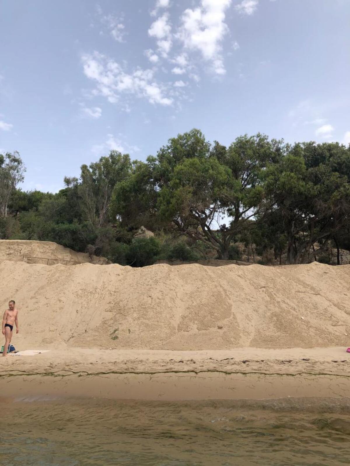 I lavori sulla spiaggia non piacciono ai villeggianti di Manfria - 