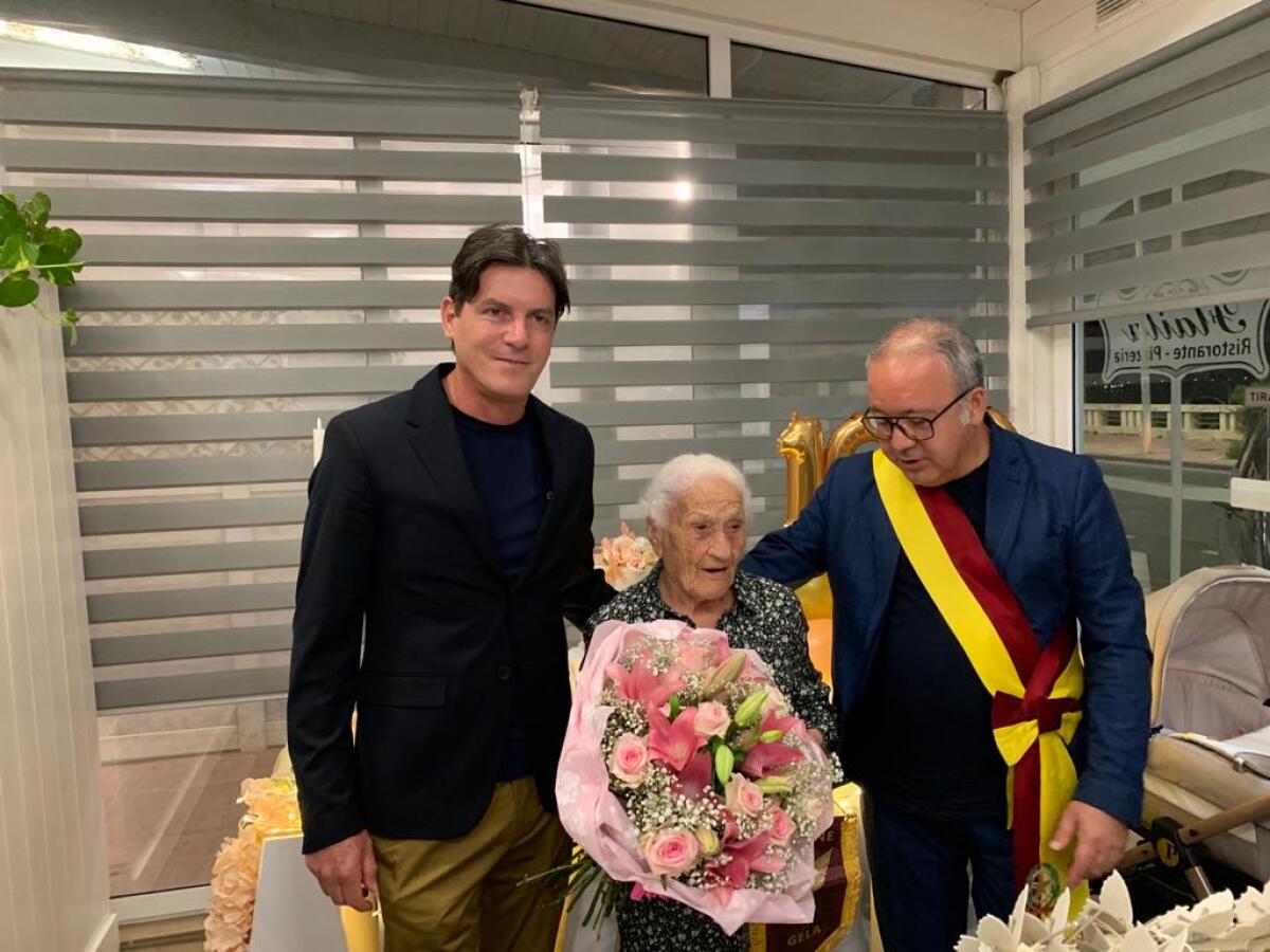 Le cento candeline di Carmela Vasile tra fiori e ricordi - 