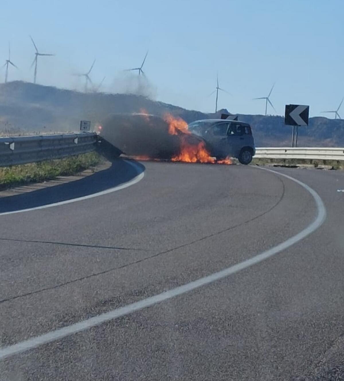 Scontro frontale con tre feriti. Le auto prendono fuoco -