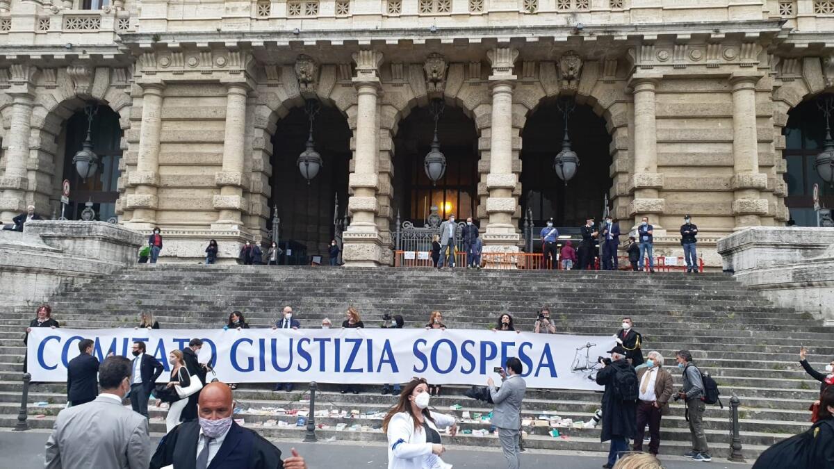 I legali aderiscono allo sciopero -