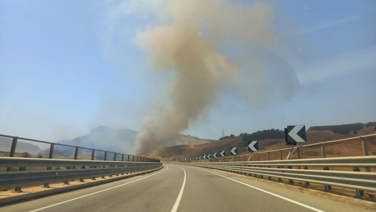 Vasto incendio sulla SS 626 in territorio di Butera - 