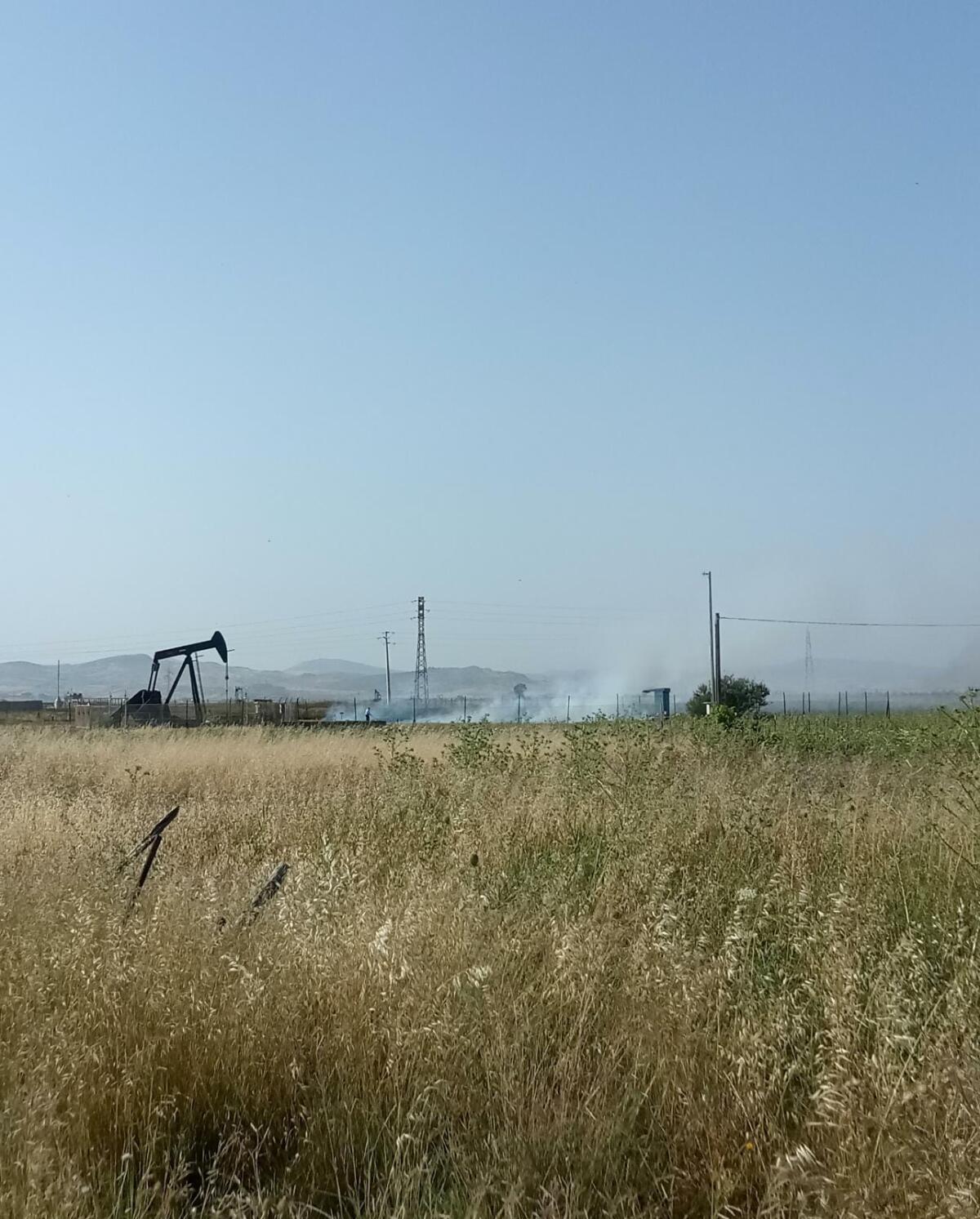A fuoco le sterpaglie vicino al Centro oli - 