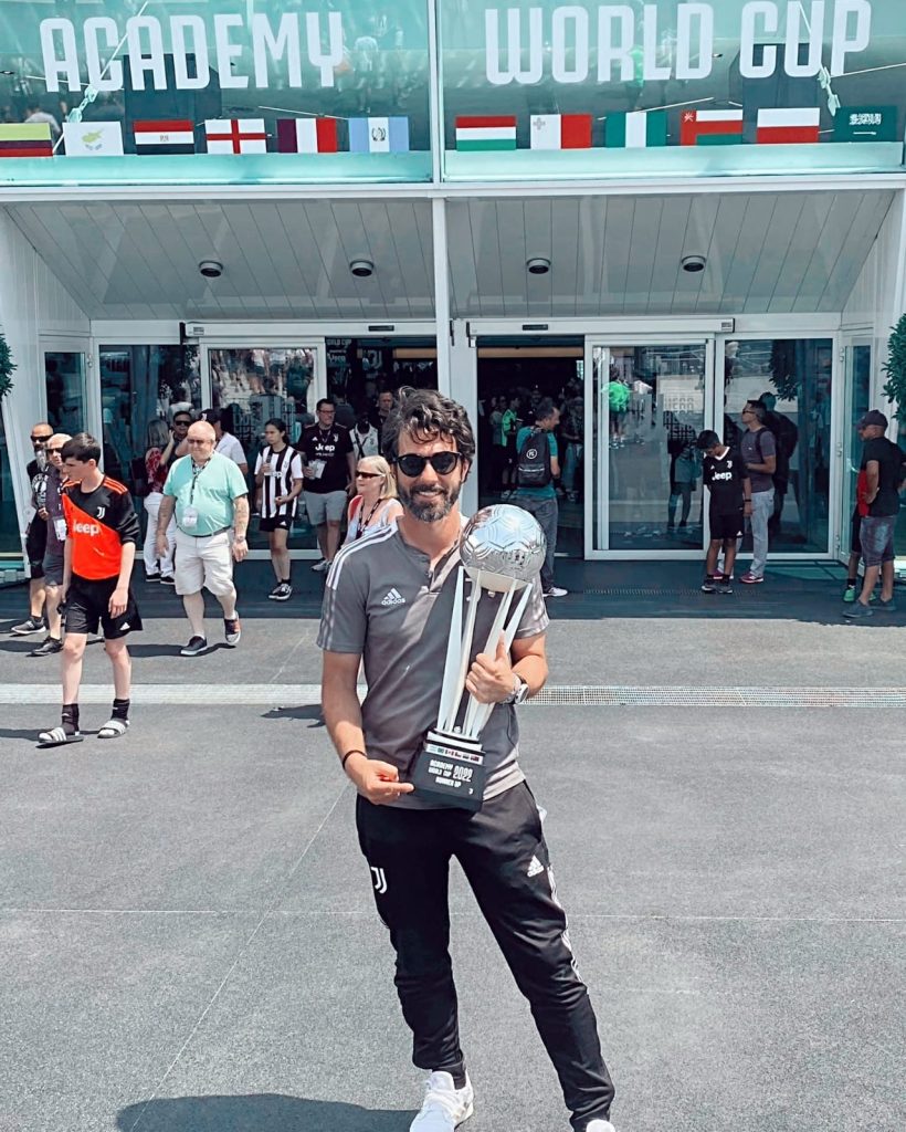 Il tecnico gelese Matteo Barresi con il trofeo