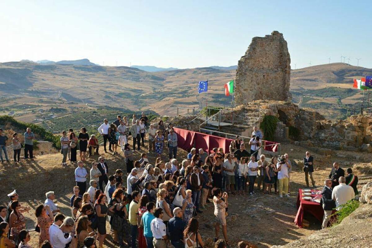 “Gli artisti incontrano la storia e la magia nel castello di Cefalà Diana”  - 