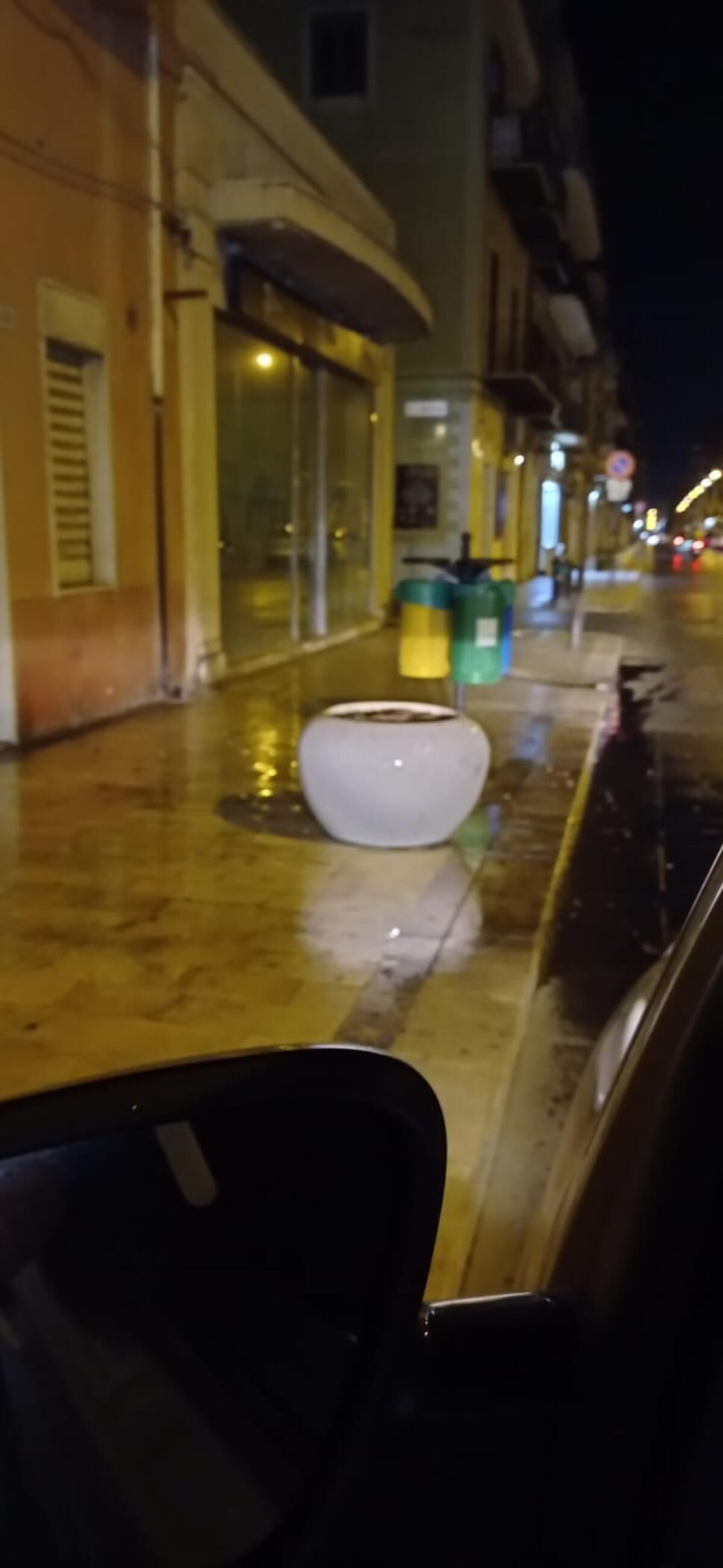 Si lavano le strade mentre il sindaco lancia un appello alla città - 