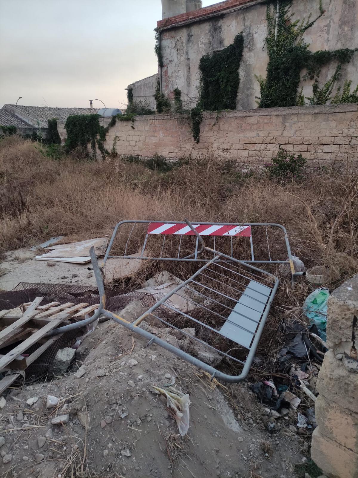 Le transenne per la Ztl al lungomare? Abbandonate e rinvenute in un terreno - 