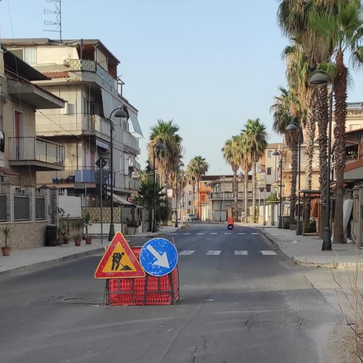 No ai "monumentini" di lunga durata nella sede stradale - 