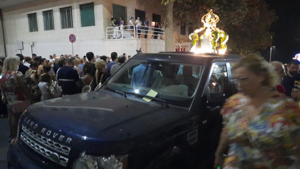 Processione bloccata per oltre mezz'ora dalle auto in sosta - 