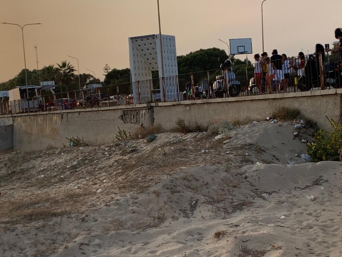 Belvedere sì, ma sui rifiuti. L’immondizia invade la terrazza sul mare della Rotonda -