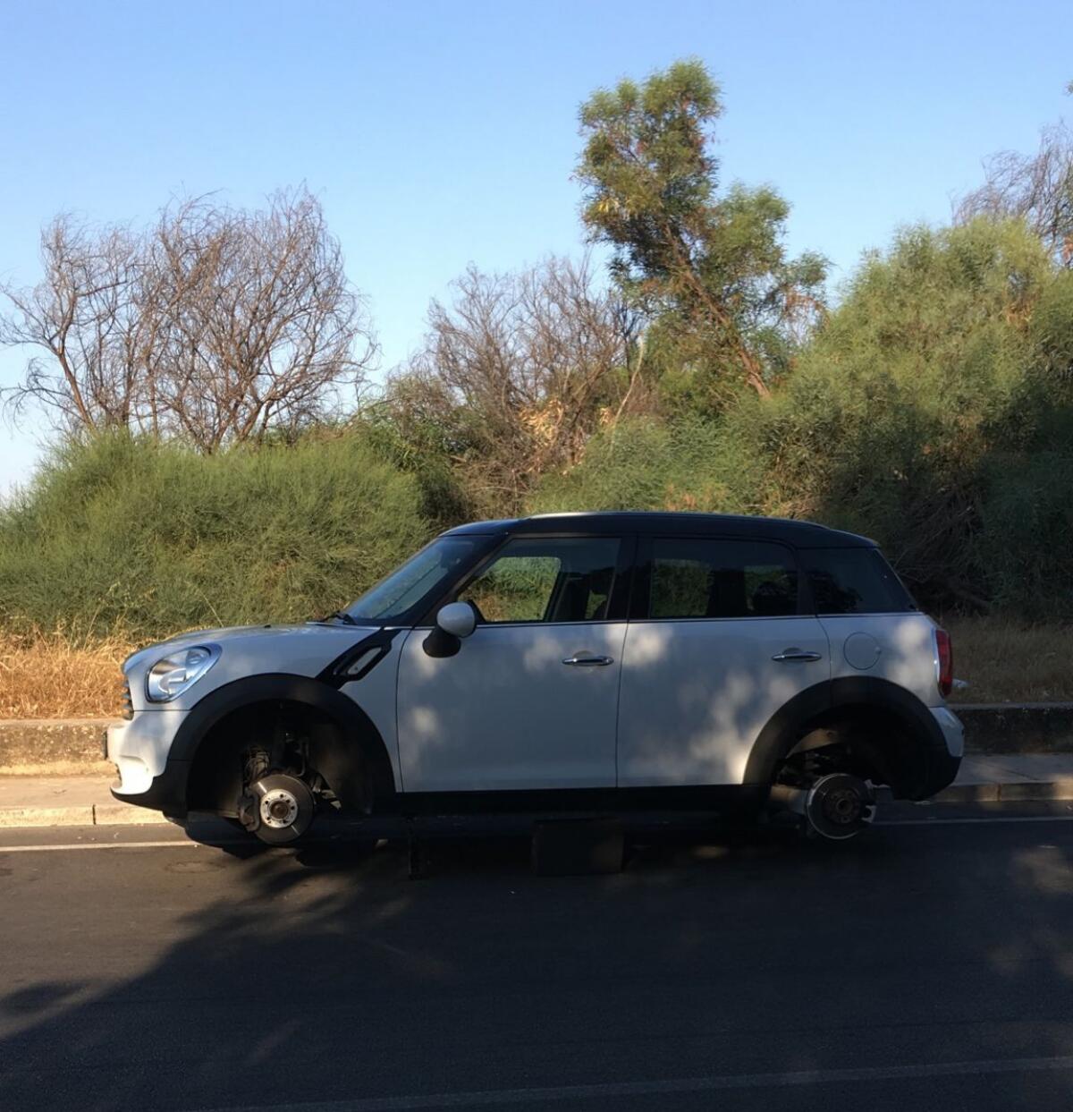 Dieci auto danneggiate nella rotonda ad est di Macchitella - 