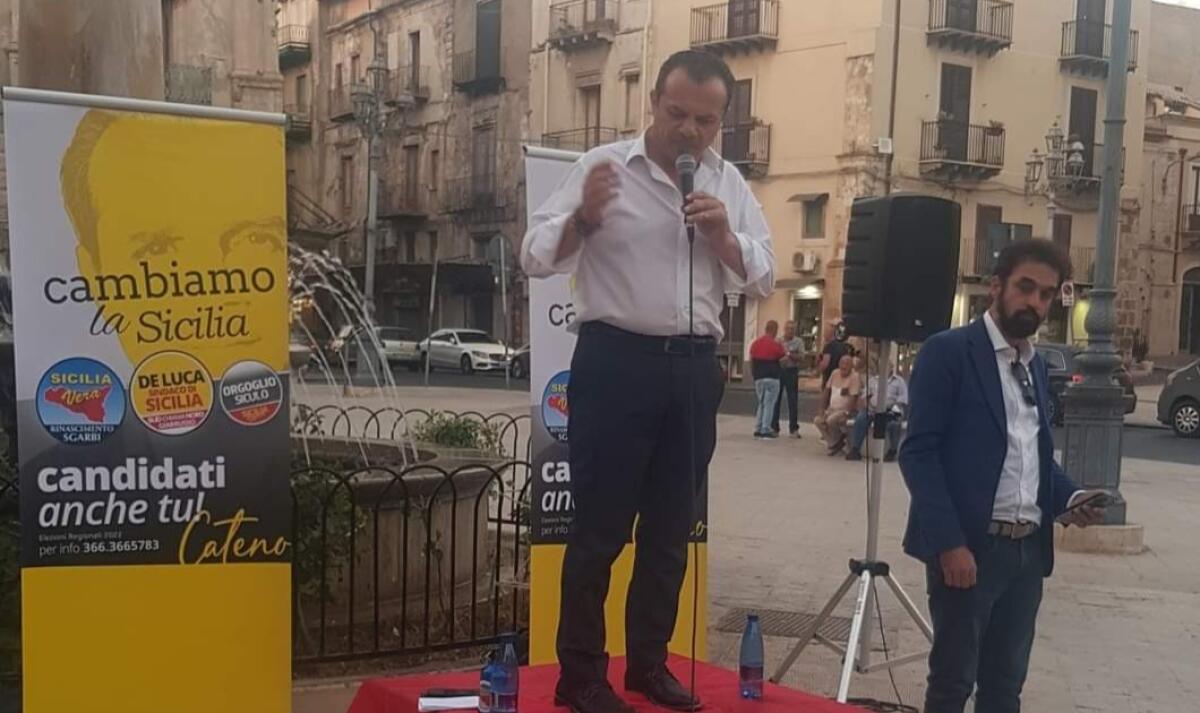 Piazza deserta per la rivoluzione di De Luca - 