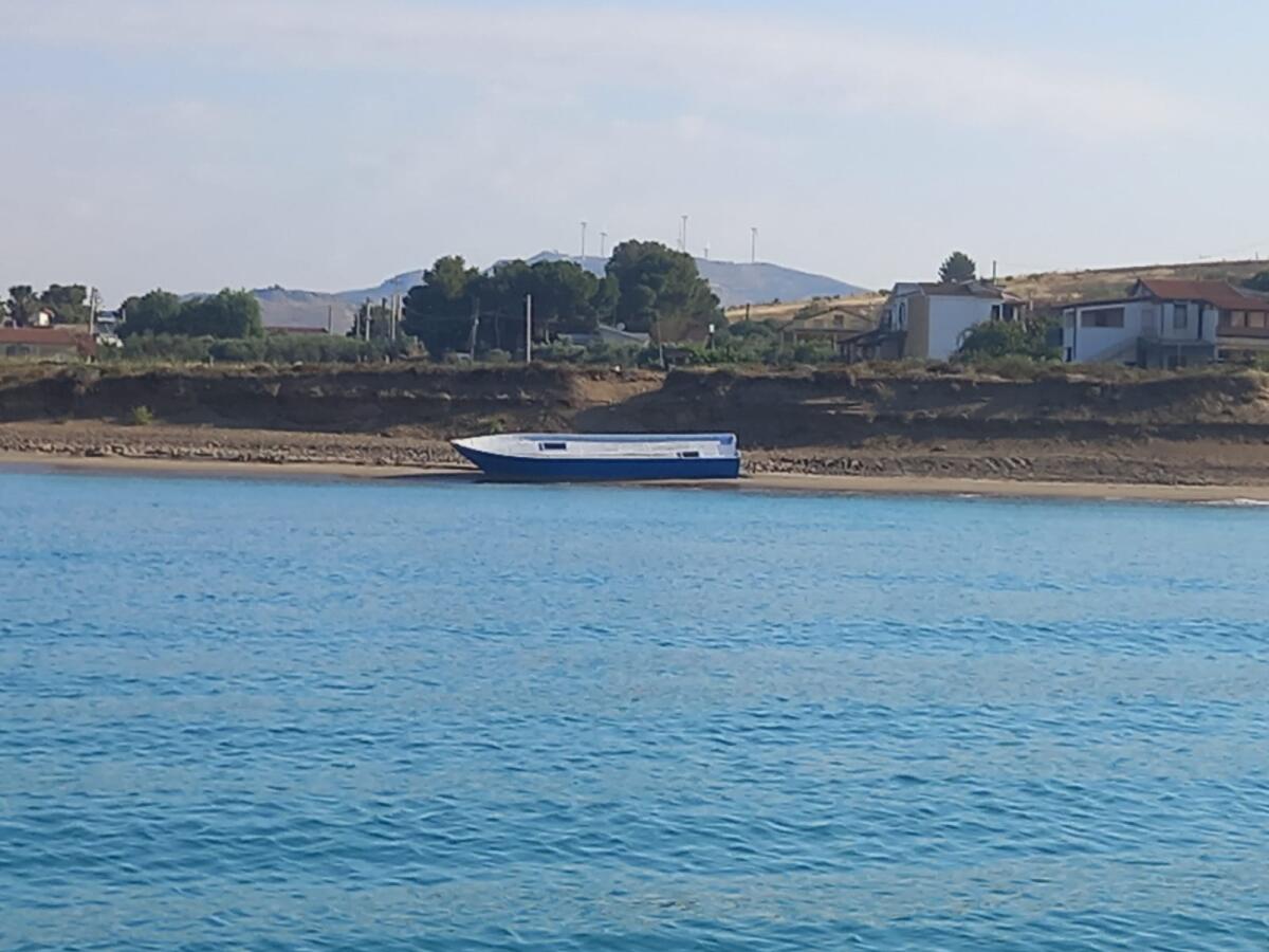 Barca spiaggiata a Desusino dopo uno sbarco clandestino - 