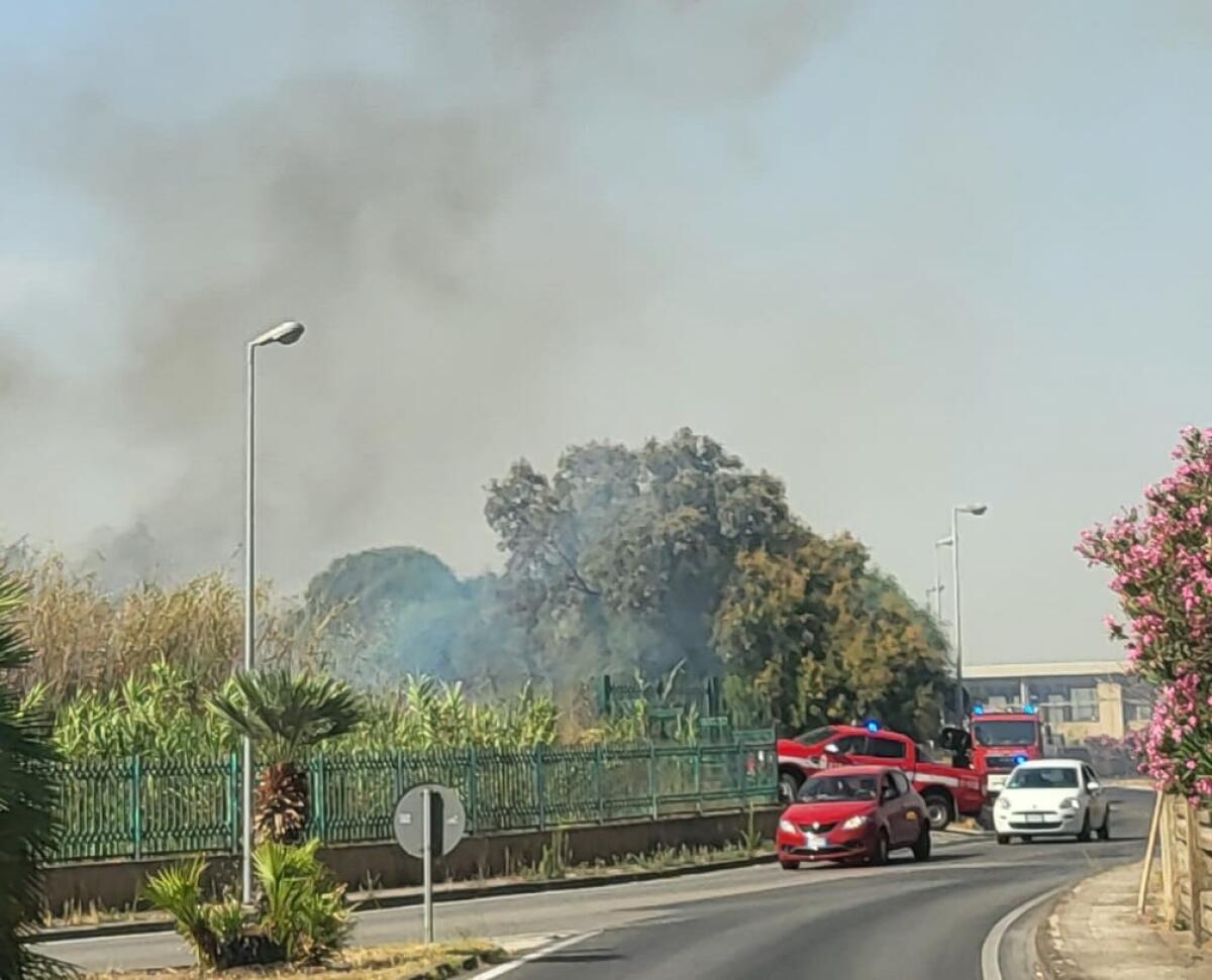 Fuoco in via dell'Acropoli in direzione del Parco delle Rimembranze - 