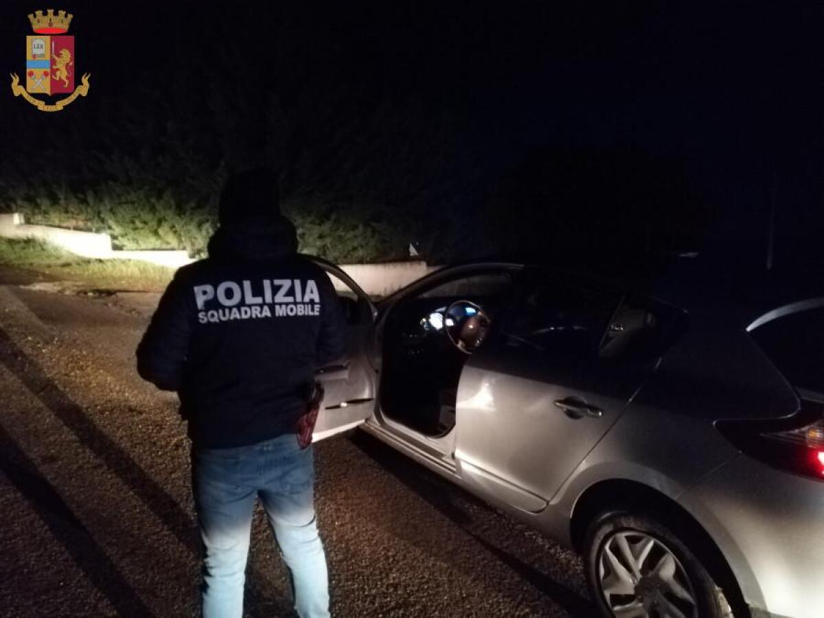 Caltanissetta, denunciato dalla Polizia di Stato: ubriaco, alla guida di un motociclo, si schianta contro un’auto in sosta -