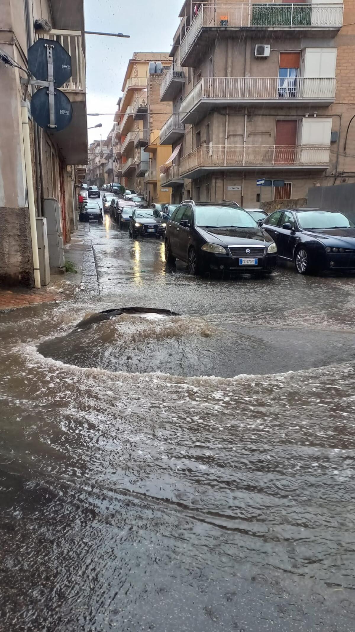 Pioggia estiva e saltano i tombini - 