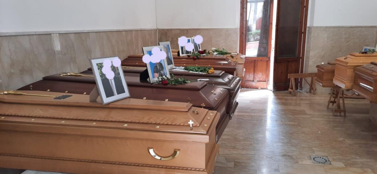 …e i morti posteggiati aumentano. Pienone anche al cimitero monumentale -