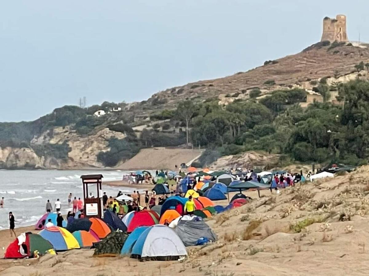 Ordinanza ignorata, spiaggia di Manfria ridotta a pattumiera - 