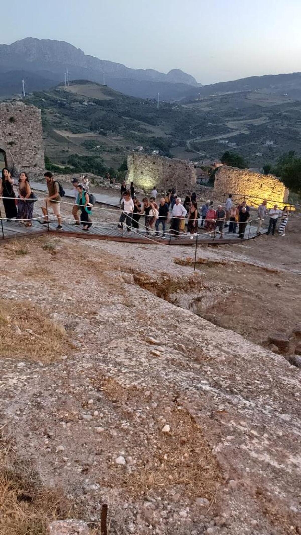 Successo per la II° collettiva internazionale “Gli artisti incontrano la storia e la magia nel castello di Cefala’ Diana” - 