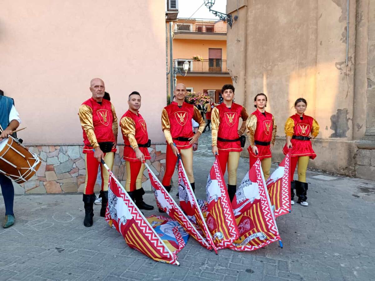 Gli sbandieratori di Gela aprono la fiera di Roccella Valdemone - 