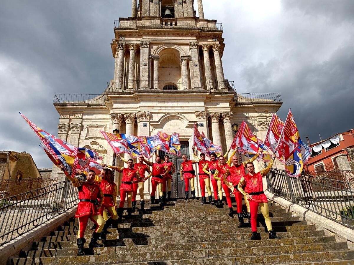 Gli Sbandieratori di Gela alla XXV edizione del MedFest di Buccheri - 