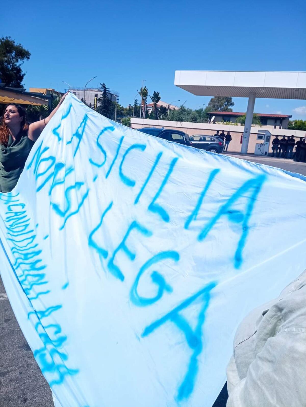 Gruppo protesta al Gboil all’arrivo di Salvini - 