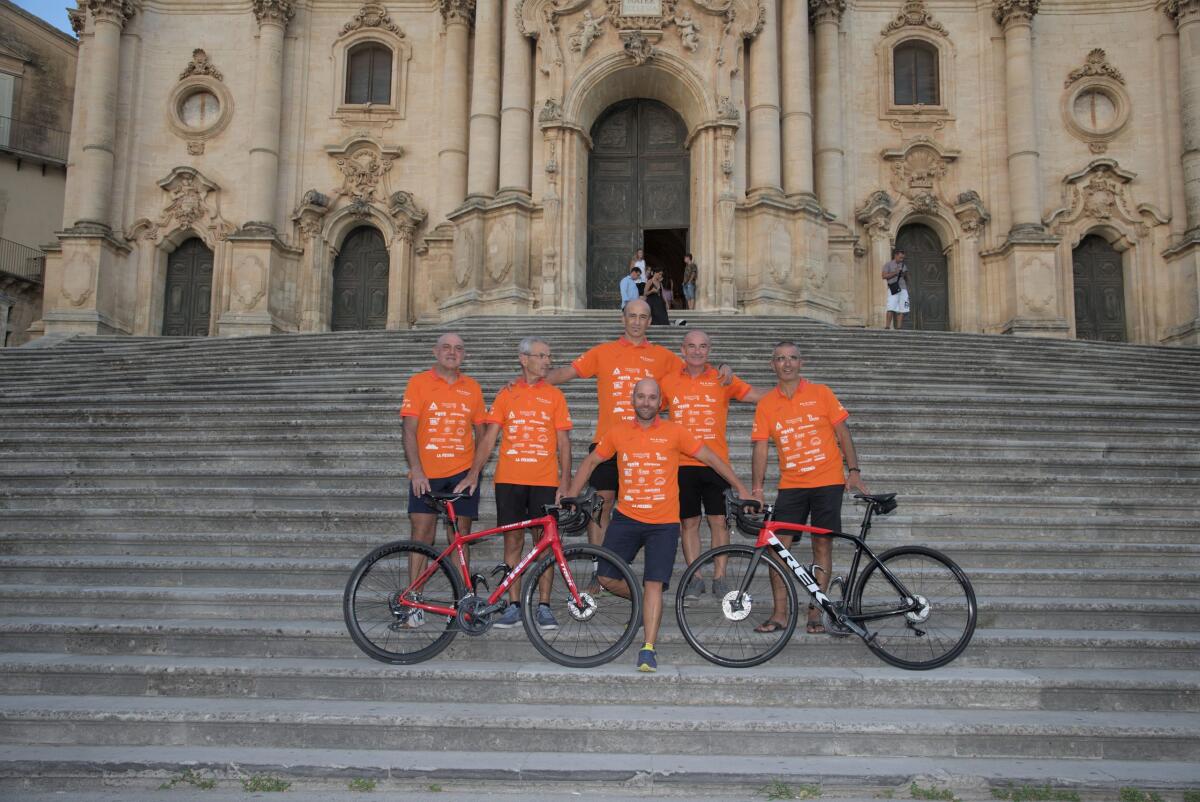 Ai nastri di partenza i ciclisti del Giro di Sicilia -