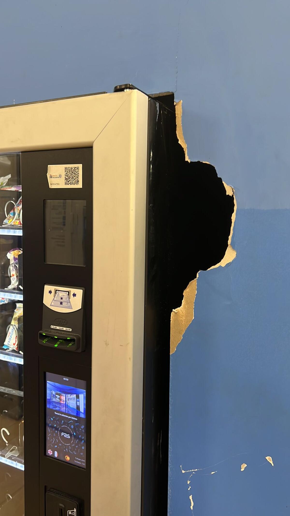 Vandali tornano ad agire sul distributore di via Bresmes - 