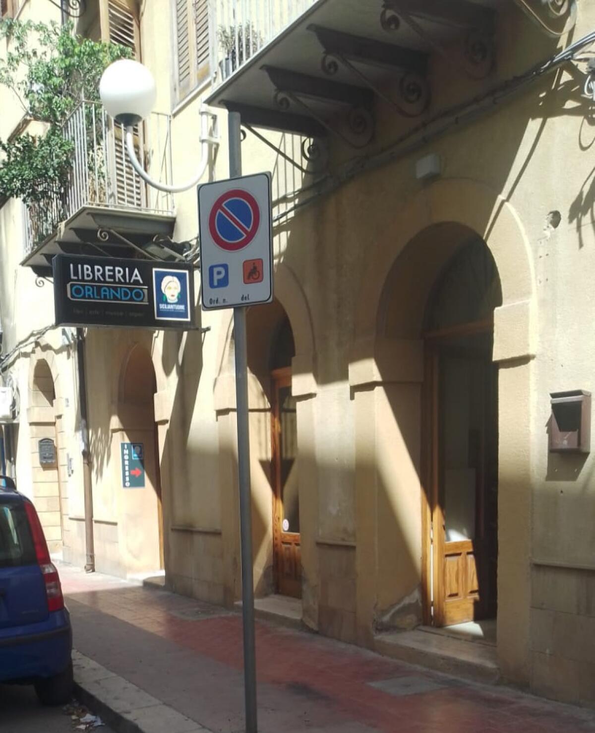 Furto con scasso alla libreria Orlando -