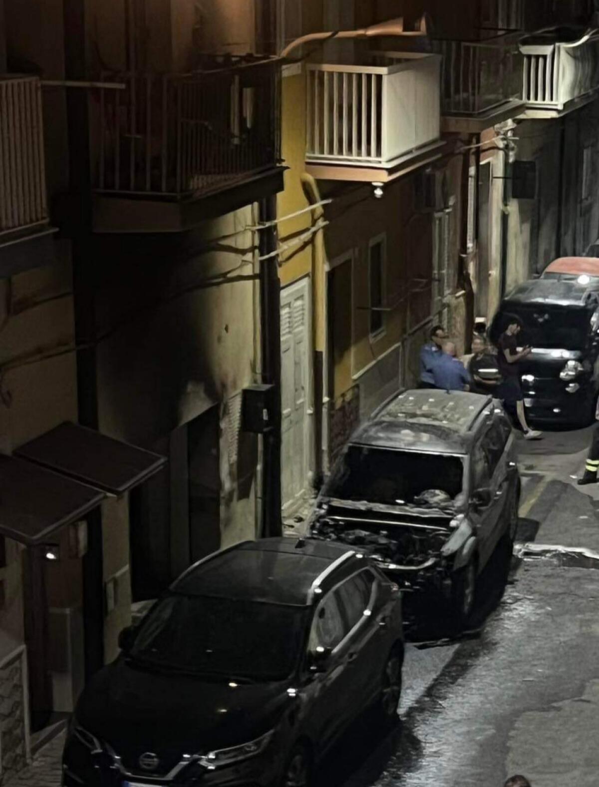 Auto in fiamme in via Apollodoro -