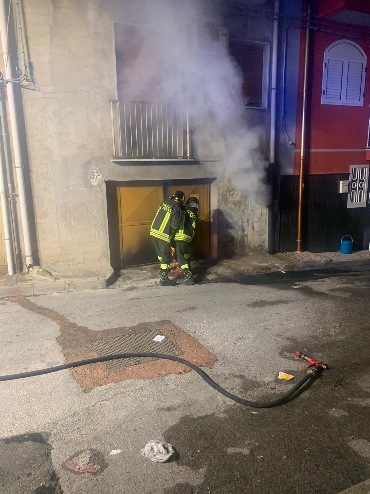 Fuoco nella notte in via Tripoli - 