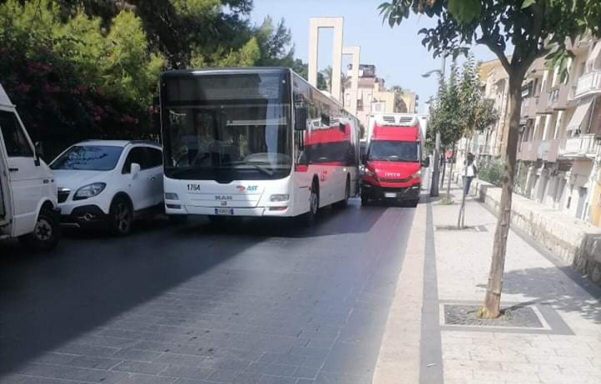 Autobus in panne e ambulanza bloccata - 