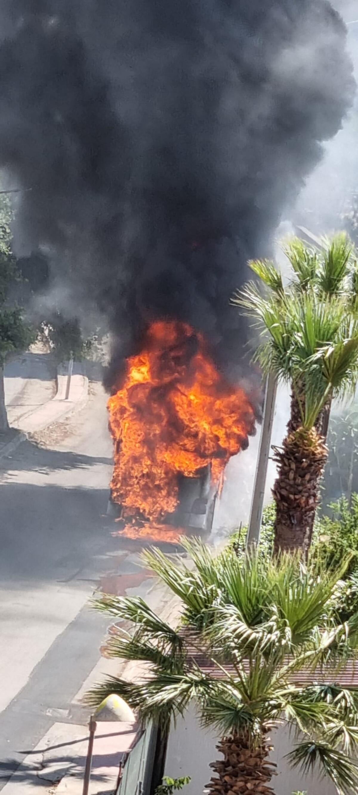 Autobus in fiamme in viale Indipendenza - 