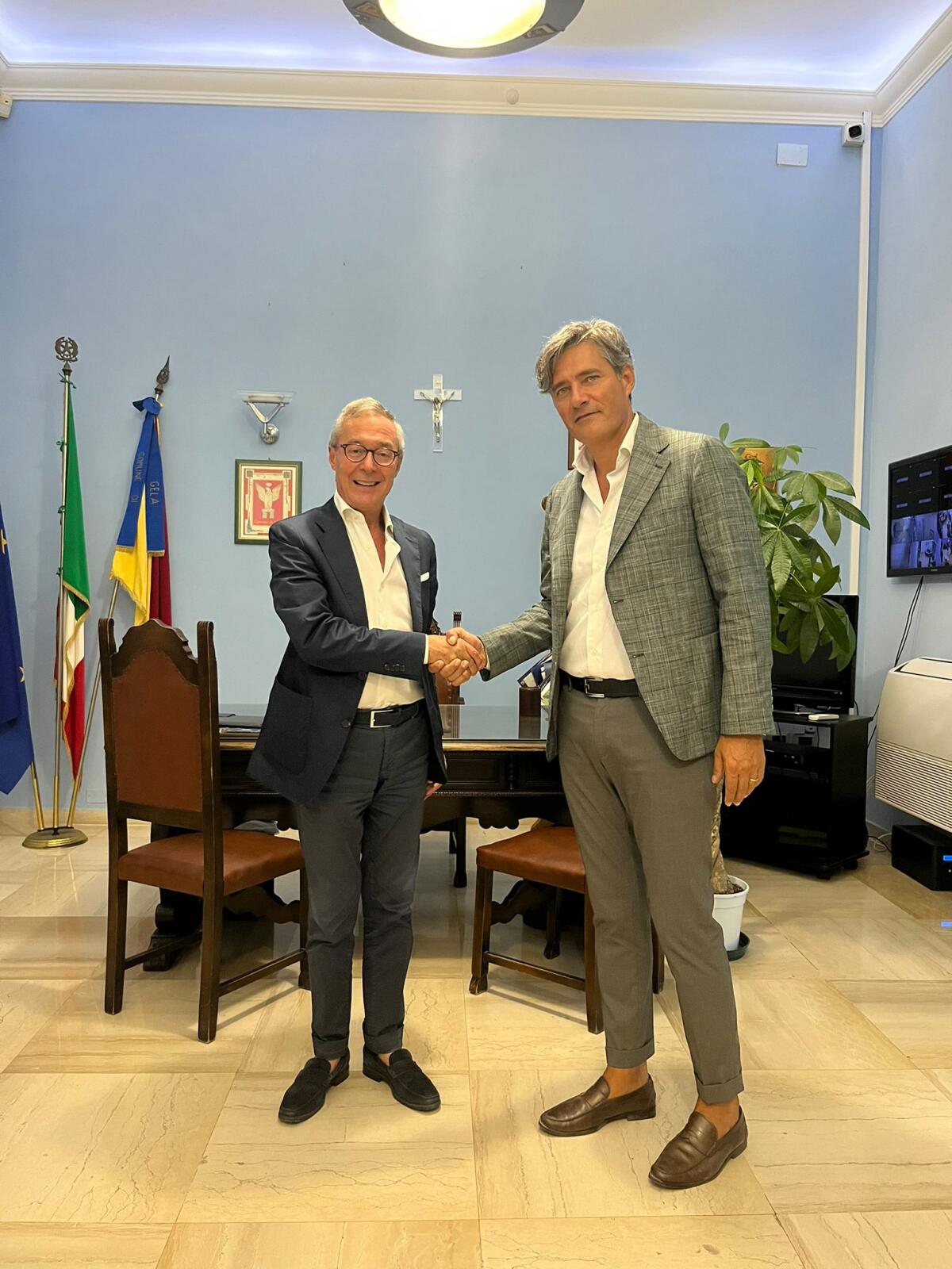 Il sindaco e l&#8217;avv.Maganuco si stringono la mano - 
