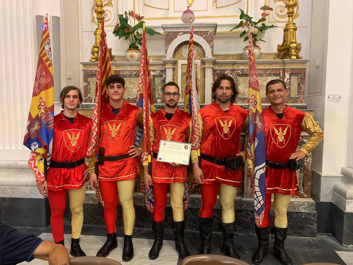 Gli sbandieratori di Gela premiati dalla delegazione maltese - 