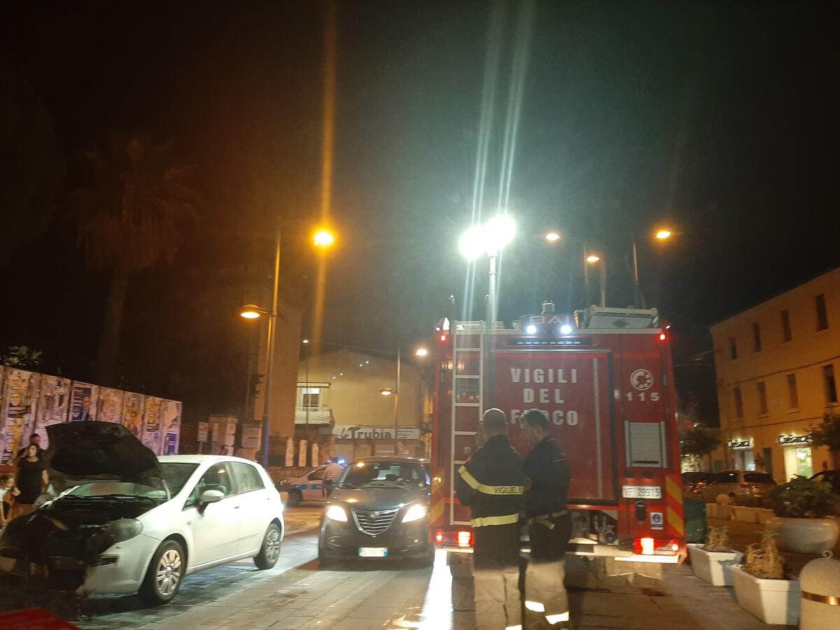 Auto a fuoco davanti al Cimitero monumentale - 