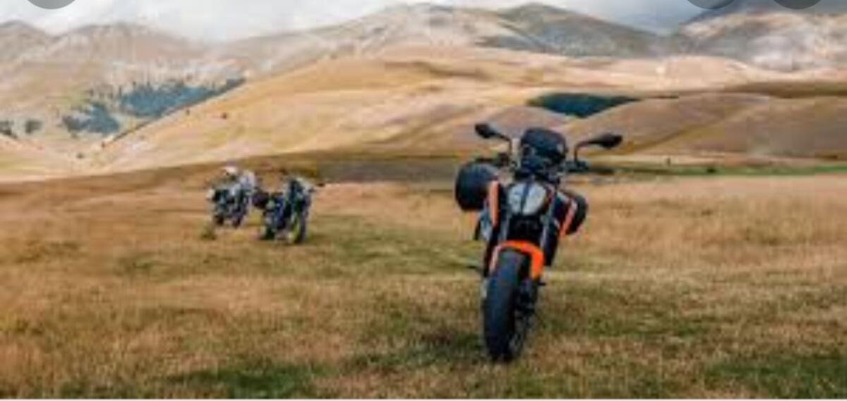 In moto per esplorare i monti erei -