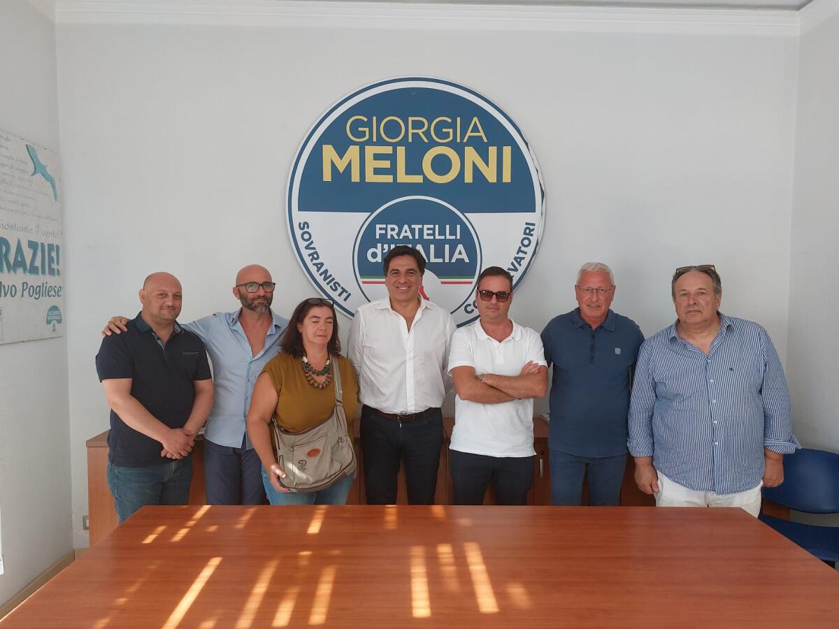 Diventerà bellissima entra &#8220;col cappello in mano&#8221; in Fratelli d&#8217;Italia - 