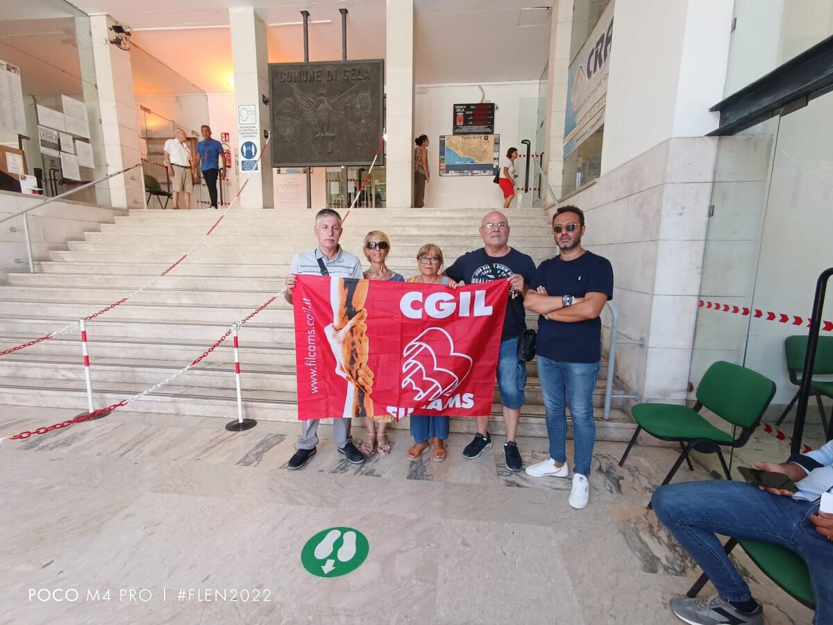 Continua il sit in degli 8 ex addetti alla sosta - 