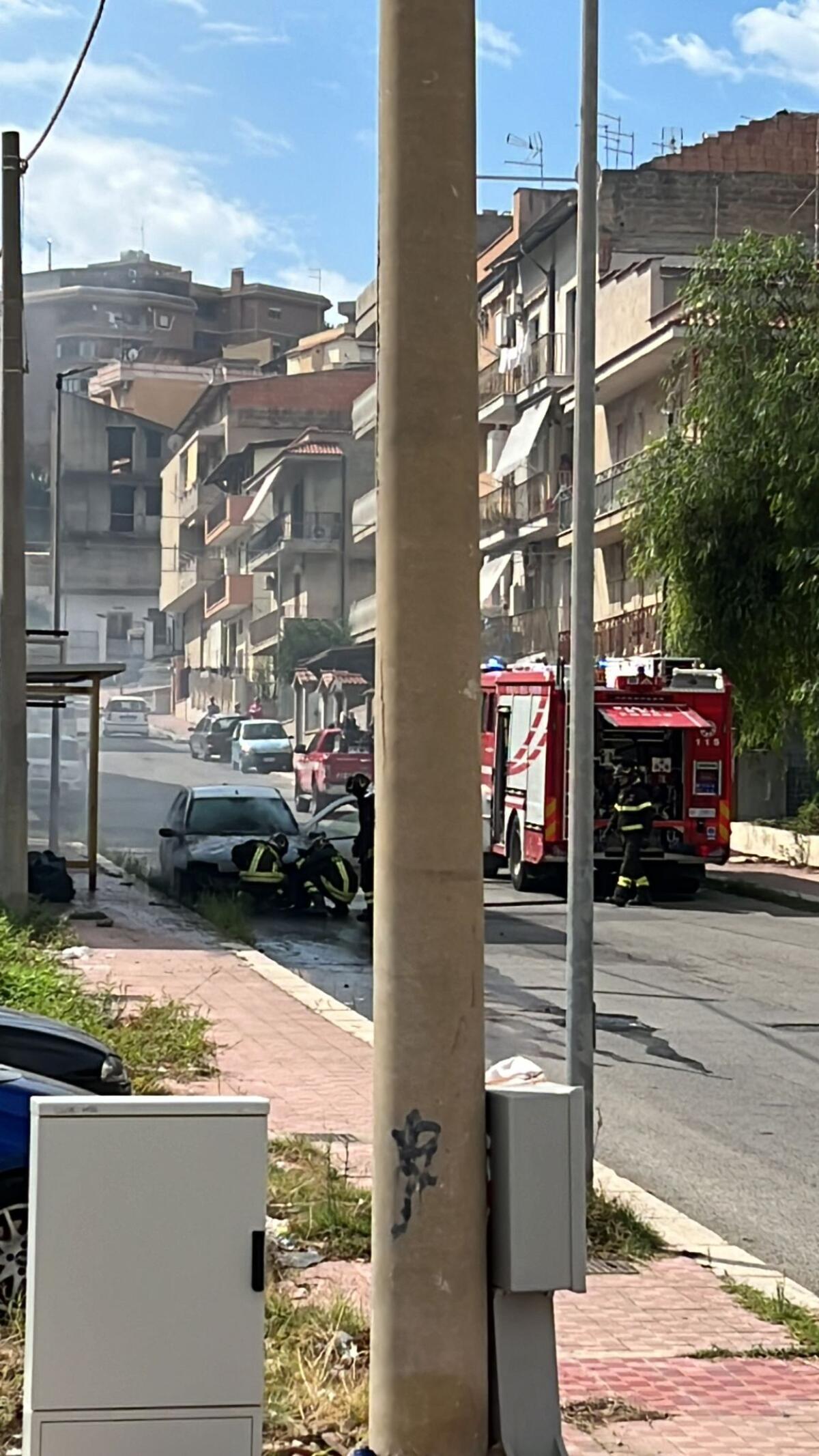 Un’ altra auto va a fuoco a Fondo Iozza - 