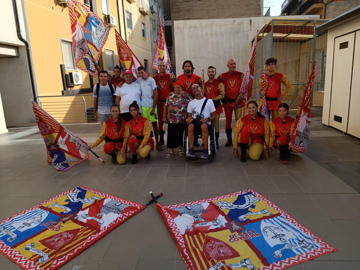 Gli sbandieratori di Gela portano allegria ad anziani e disabili - 
