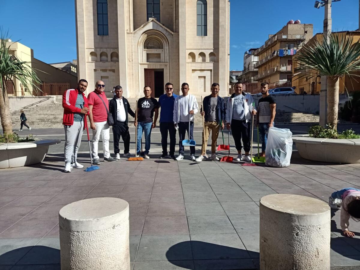 Pulizia di piazza San Giacomo con giovani romeni - 