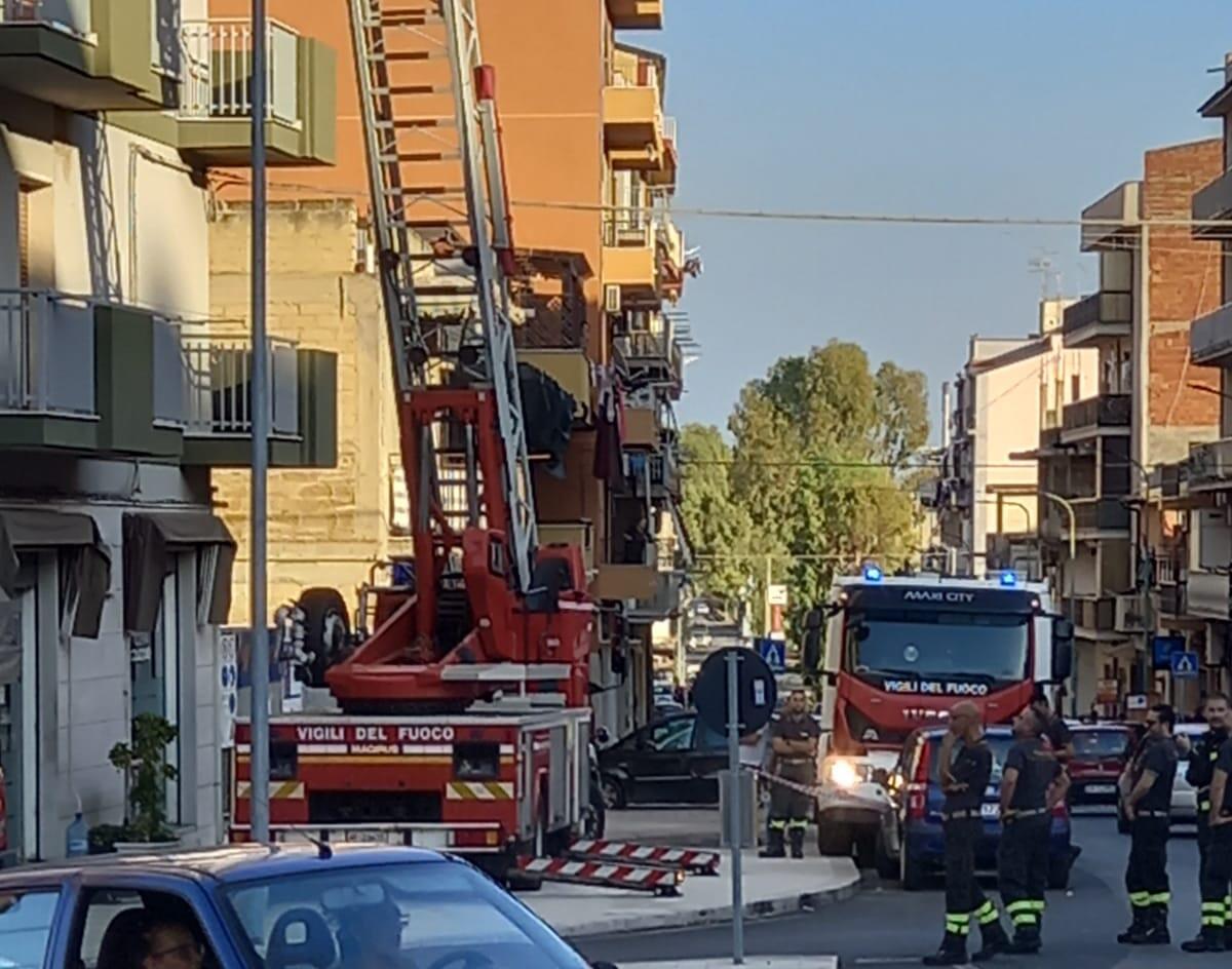 Piovono calcinacci in via Niscemi - 