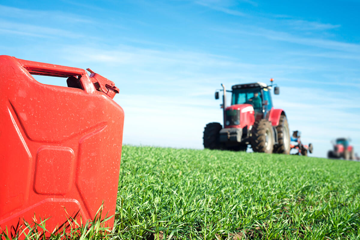 25 mln per gli agricoltori colpiti dalla crisi - Gas can and tractor working in the field. Biodiesel and petrol production.